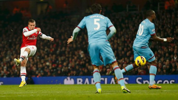 Premier League, Arsenal - West Ham: Lukas Podolski dává gól