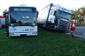 Autobus se na Znojemsku srazil s kamionem, zranilo se 7 cestujících