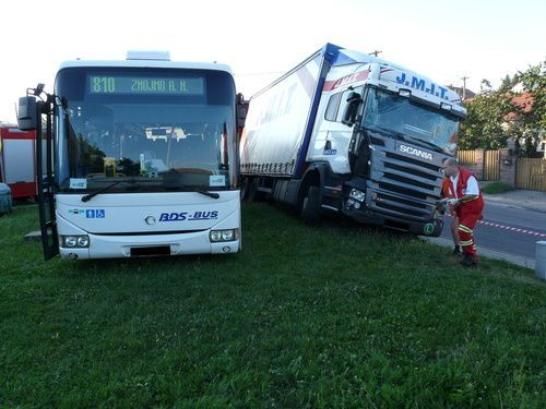 Srážka kamionu s autobusem na Znojemsku