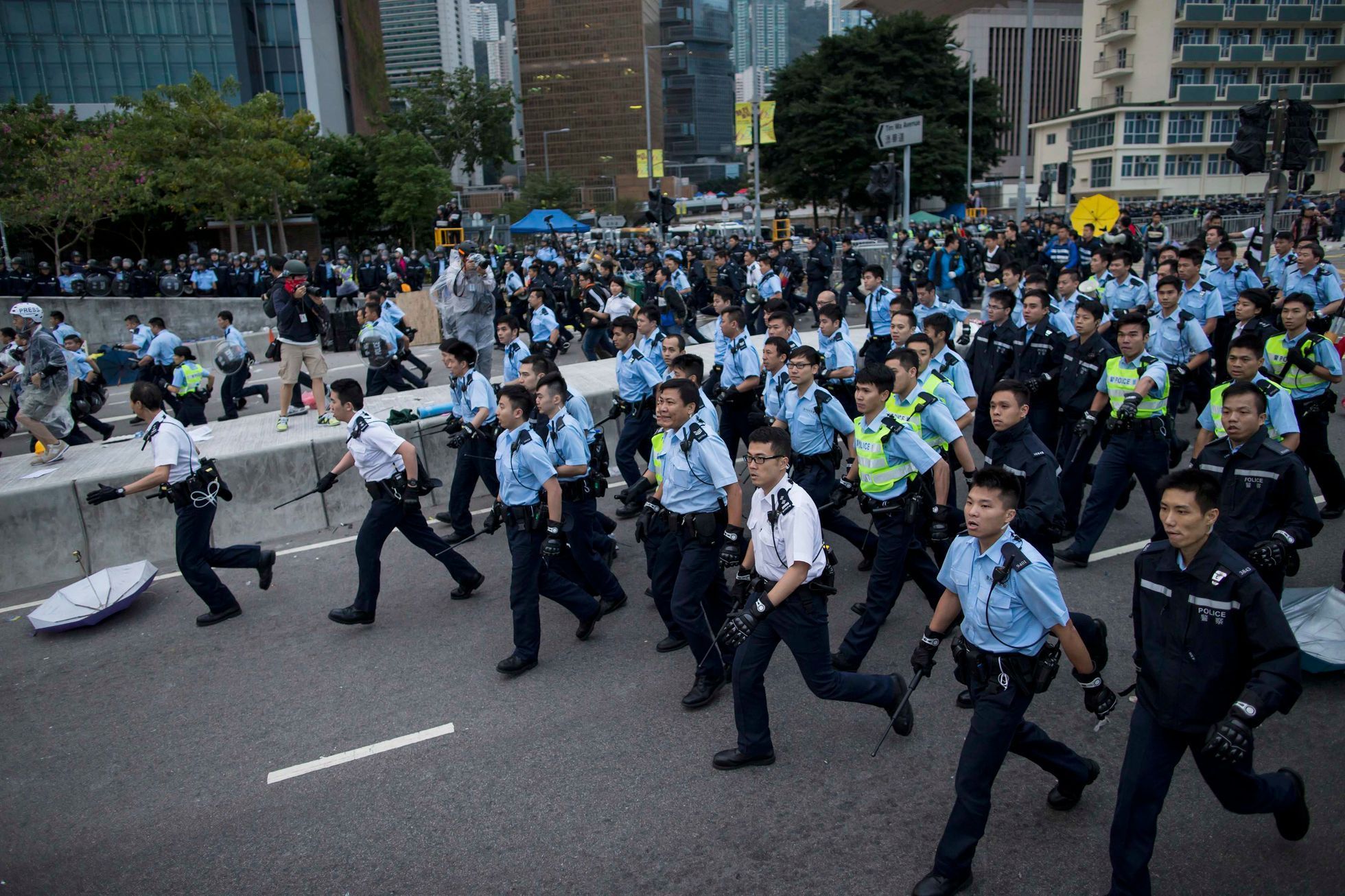 Střety demonstrantů s policisty v Hongkongu - 1. prosince