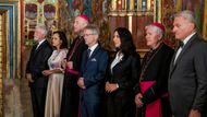 Premiéra Petra Fialu, který byl během ceremoniálu na předvolebním výjezdu v Moravskoslezském kraji, zastoupila vedoucí Úřadu vlády Jana Kotalíková.