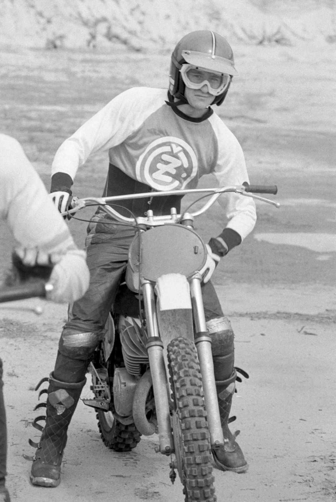 Československý motokrosař Jaroslav Falta na stoji ČZ v roce 1974
