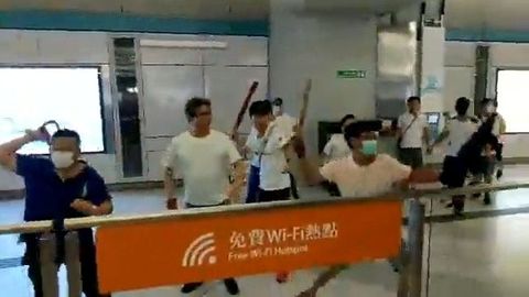 Dav maskovaných mužů útočil na cestující na nádraží v Hongkongu