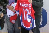 Po první třetině bylo uvedeno do české hokejové síně slávy několik legend. František Kaberle při té příležitosti obdržel pamětní dres.