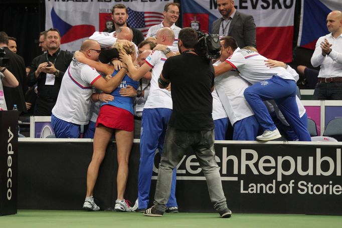 České tenistky slaví vítěství ve Fed Cupu 2018.