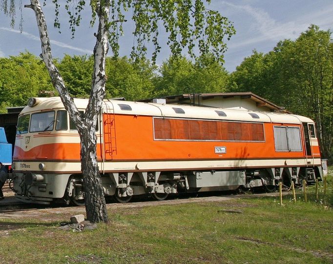 Pomeranč. Kultovní dieselová lokomotiva mezi milovníky železniční historie. Lokomotiva řady 775 s typickým oranžovým nátěrem. Vyráběla se v letech 1961-64, pak musel austoupit sovětským mašinám, tzv. Sergejům.