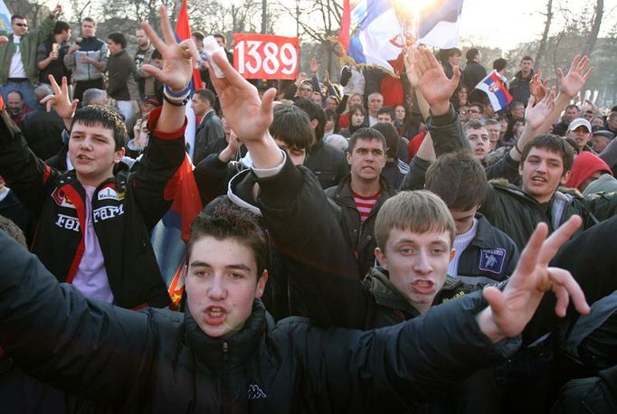 Po skončení demonstrace si nasadili kapuce a kukly a posilněni alkoholem se vydali do ulic rozbíjet výlohy a útočit na ambasády.