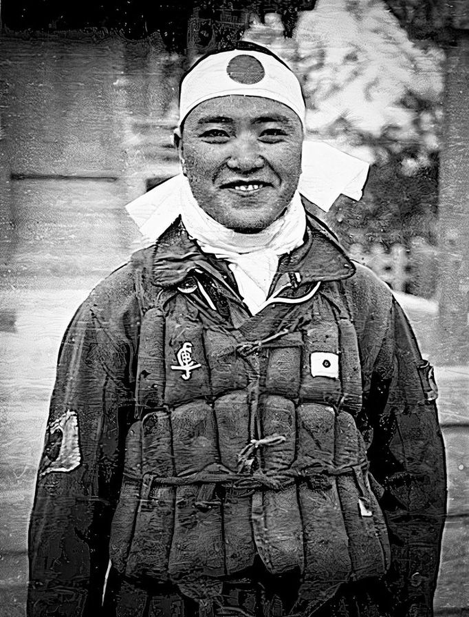 Na snímku: Japonský kamikaze pilot Kiyoshi Ogawa, 22 let, zaútočil na letadlovou loď USS Bunker Hill během operace Kikusui č. 6, 11. května 1945, u Okinawy.