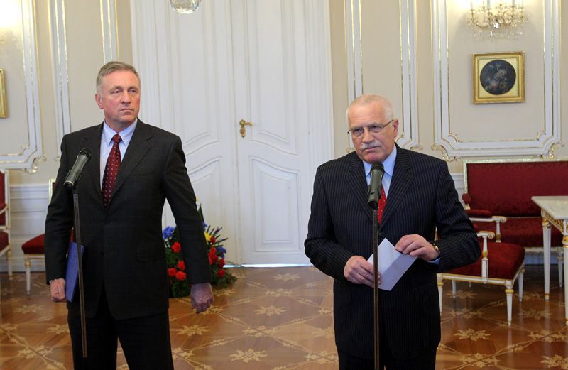Mirek Topolánek donesl Václavu Klausovi demisi vlády