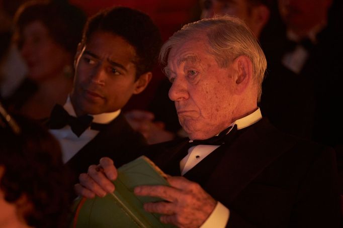 Alfred Enoch v roli Toma Tunnera a Ian McKellen jako Jimmy Erskine.