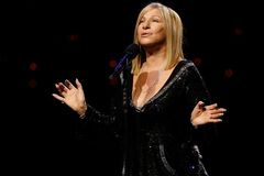 Zářivý duet se Stingem, stařecký s McCartneym. Barbra Streisandová vydala nové album