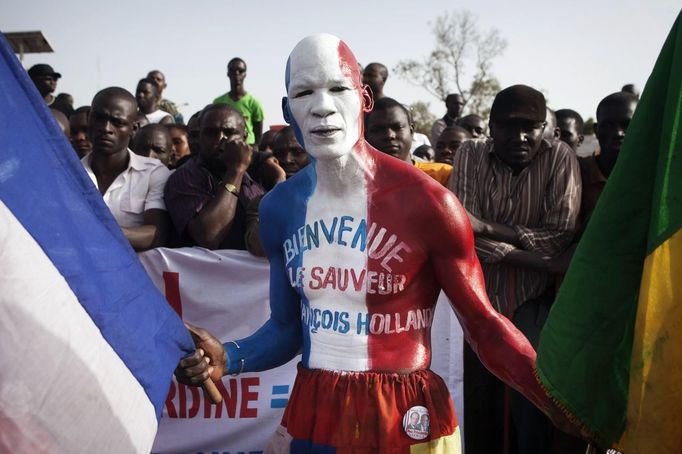 REFILE - CORRECTING IPTC CREDIT A Malian man painted in the colours of the French flag and with the words reading: "Welcome the savior Francois Hollande" poses for a picture before the arrival of France's President Francois Hollande at the Independence Plaza in Bamako, Mali February 2, 2013. France will withdraw its troops from Mali once the Sahel state has restored sovereignty over its national territory and a U.N.-backed African military force can take over from the French soldiers, Hollande said on Saturday. REUTERS/Joe Penney (MALI - Tags: POLITICS CONFLICT) Published: Úno. 2, 2013, 8:23 odp.