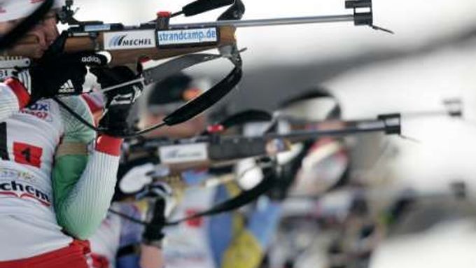 Bělorus Sergej Novikov na trati štafetovéhop závodu na 4 x 7.5 km na ME v Bansku.