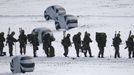 South Korean soldiers march during their military drills near the demilitarized zone separating North Korea from South Korea, in Paju, north of Seoul February 12, 2013. North Korea conducted its third nuclear test on Tuesday in defiance of U.N. resolutions, angering the United States and Japan and prompting its only major ally, China, to call for calm. REUTERS/Lee Jae-Won (SOUTH KOREA - Tags: MILITARY POLITICS) Published: Úno. 12, 2013, 9:37 dop.