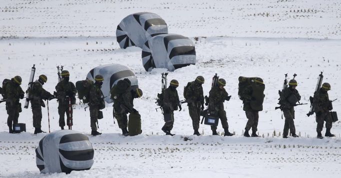 South Korean soldiers march during their military drills near the demilitarized zone separating North Korea from South Korea, in Paju, north of Seoul February 12, 2013. North Korea conducted its third nuclear test on Tuesday in defiance of U.N. resolutions, angering the United States and Japan and prompting its only major ally, China, to call for calm. REUTERS/Lee Jae-Won (SOUTH KOREA - Tags: MILITARY POLITICS) Published: Úno. 12, 2013, 9:37 dop.