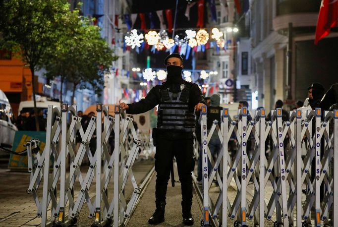 Policista na místě výbuchu v Istanbulu.