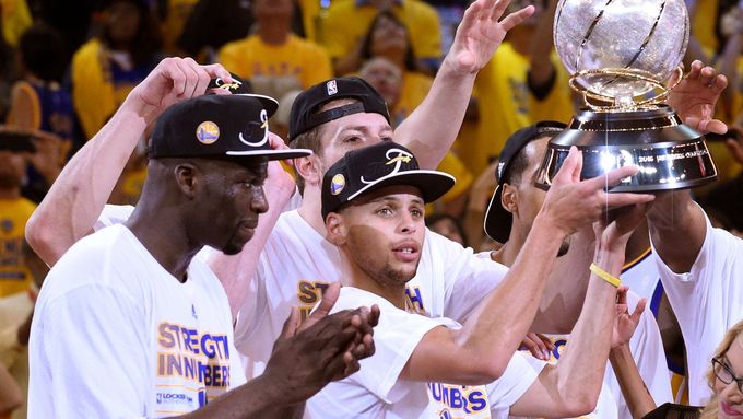 Stephen Curry z Golden State s trofejí pro vítěze Západní konference NBA.