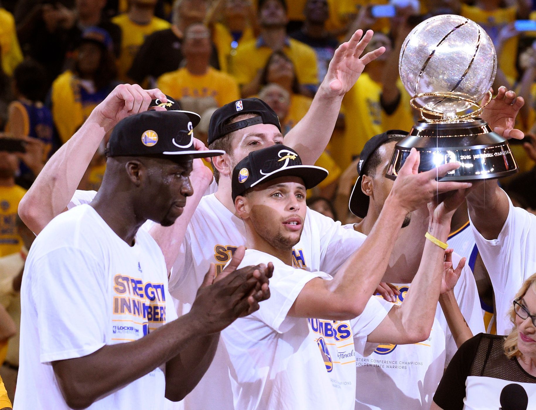NBA, Houston-Golden State: Stephen Curry z Golden State s trofejí pro vítěze Západní konference NBA.