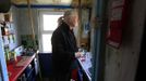 Artist and poet Barry Edgar Pilcher, age 69, poses for a photograph as he makes a cup of coffee in his cottage on the Island of Inishfree in County Donegal May 1, 2012. Pilcher is the only inhabitant of the island on which he has lived for the past 20 years. He only leaves the island once a week to collect his pension and buy groceries on the mainland. . REUTERS/Cathal McNaughton (IRELAND - Tags: ENTERTAINMENT SOCIETY) Published: Kvě. 2, 2012, 1:41 odp.