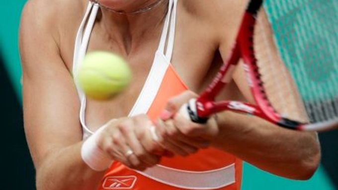 Nicole Vaidišová se soustředí na return, který vrátila Rakušance Samanthě Stosurové na Roland Garros.