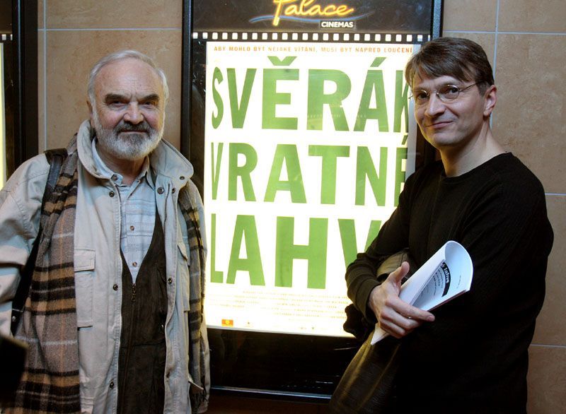 Scénárista a herec Zdeněk Svěrák a jeho syn, režisér Jan na novinářské projekci filmu Vratné lahve