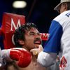 Manny Pacquiao je ošetřován během souboje o titul mistra světa WBO ve welterově váze