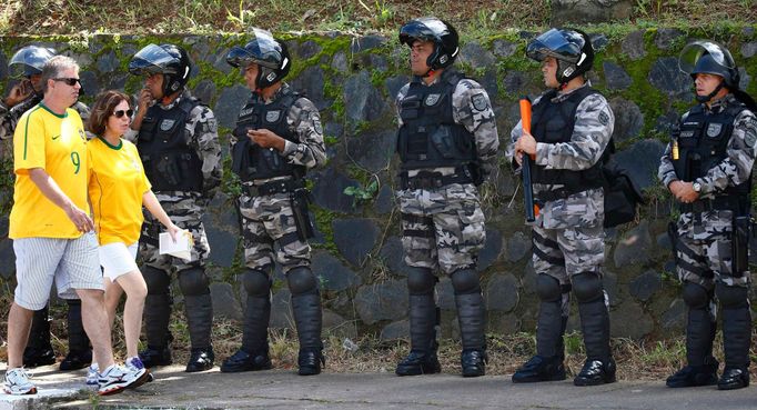 Manévry před zápasem Brazílie - Itálie na Poháru FIFA (Salvador)