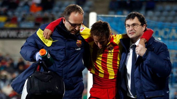 Zraněný Neymar opouští utkání s Getafe