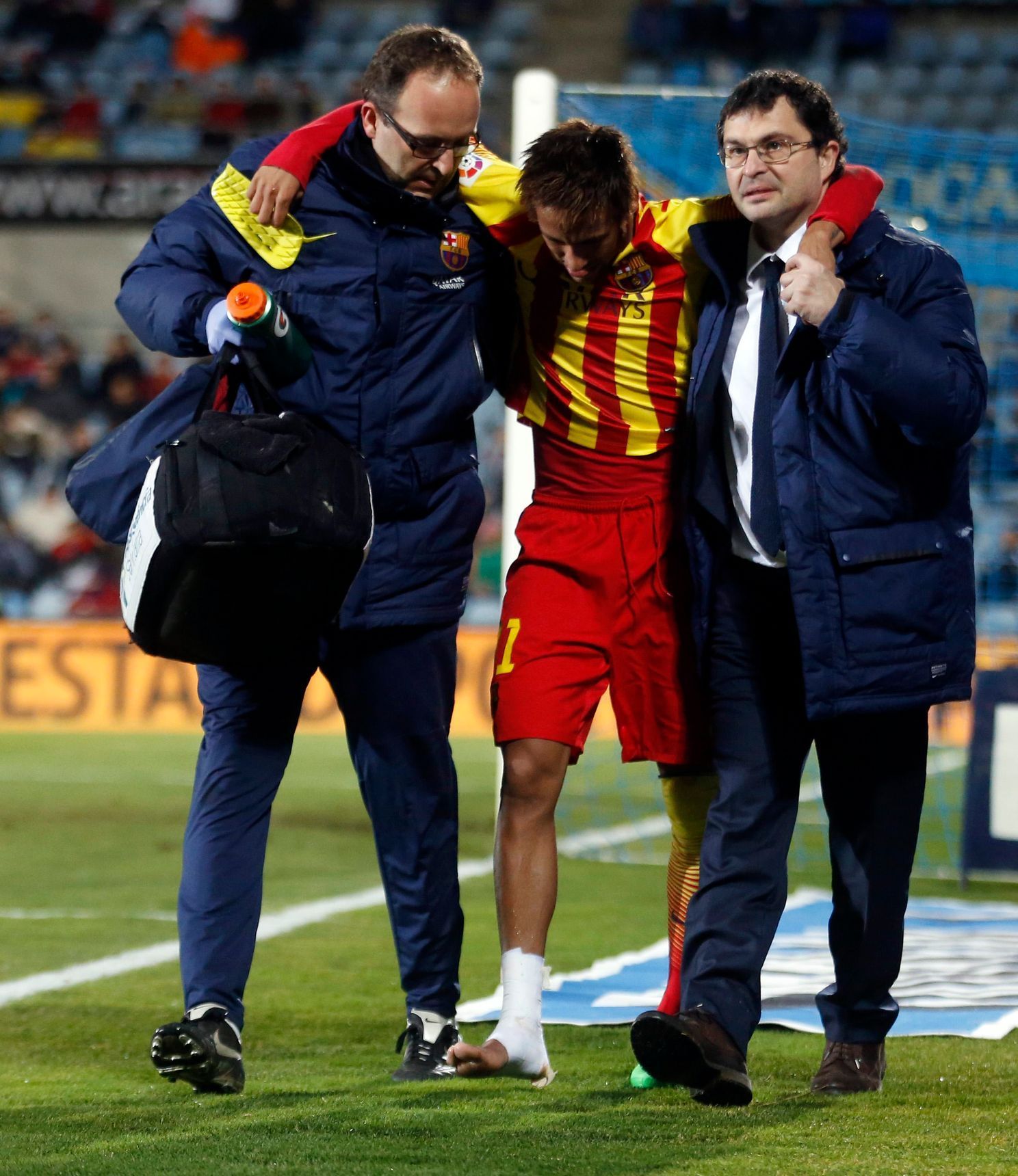 Zraněný Neymar opouští utkání s Getafe