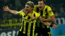 Fotbalisté Dortmundu Marcel Schmelzer (vlevo) a Kevin Grosskreutz proti Realu Madrid během základních skupin Ligy mistrů 2012/13.