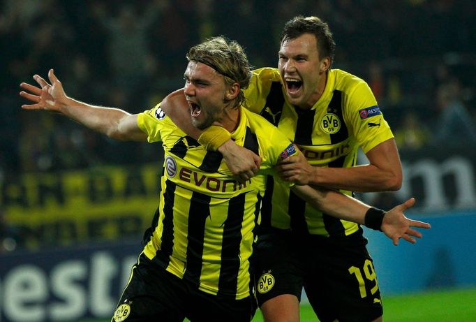 Fotbalisté Dortmundu Marcel Schmelzer (vlevo) a Kevin Grosskreutz proti Realu Madrid během základních skupin Ligy mistrů 2012/13.