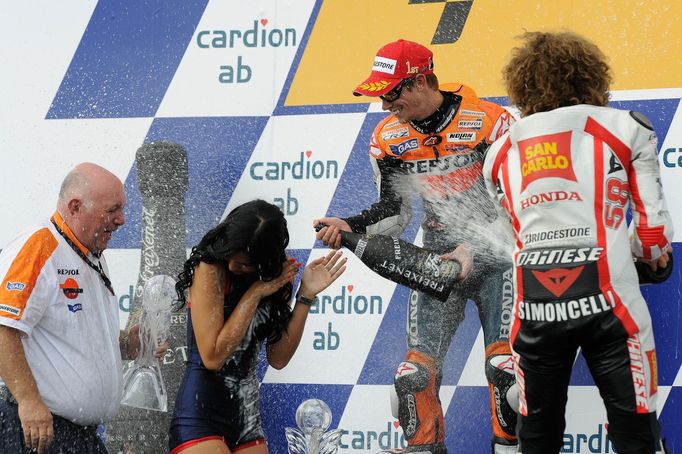 Motocyklový jezdec Casey Stoner (uprostřed) a Marco Simoncelli na GP České republiky v Brně 2011.