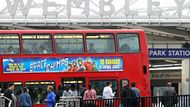 Proslulý londýnský autobus - tzv. double decker přímo u stanice metra Wembley Park.