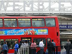 Proslulý londýnský autobus - tzv. double decker přímo u stanice metra Wembley Park.