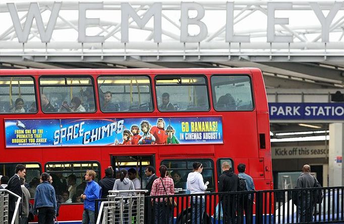 Proslulý londýnský autobus - tzv. double decker přímo u stanice metra Wembley Park.