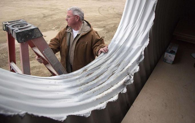 Paul Seyfried climbs into a bunker he is constructing for a client at Utah Shelter Systems in North Salt Lake, Utah, December 12, 2012. The price of the shelters range from $51,800 to $64,900. While most "preppers" discount the Mayan calendar prophecy, many are preparing to be self-sufficient for threats like nuclear war, natural disaster, famine and economic collapse. Picture taken December 12, 2012. REUTERS/Jim Urquhart (UNITED STATES - Tags: SOCIETY BUSINESS CONSTRUCTION) Published: Pro. 18, 2012, 5:24 odp.