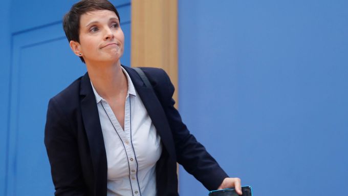 Frauke Petryová odchází z tiskové konference její strany AfD.