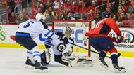 Ondřej Pavelec má být v Soči předpokládanou jedničkou. Letos v NHL však patří k horší polovině. Průměr obdržených branek má 2,97 a úspěšnost pouhých 90,1%. Navíc po skvělé šňůře pěti zápasů, v nichž vždy inkasoval maximálně dvě branky, bývají nyní pravidlem spíš čtyřgólové příděly. Reprezentace však často bývá něco jiného.