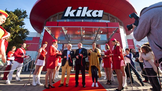 Slavnostního otevření rekonstruované prodejny v Česlicích se účastnil i majitel celé značky Kika Němec Bruno Steinhoff (na červeném koberci první zleva)