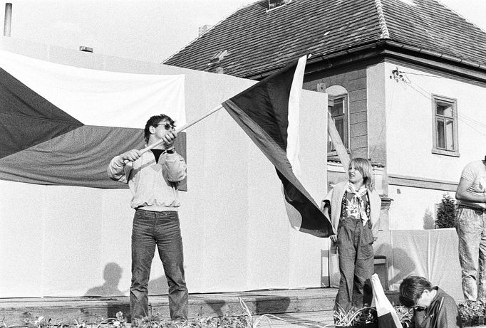 Unikátní fotografie ze zákulisí Václava Havla z období Sametové revoluce. Období mezi léty 1989-90.