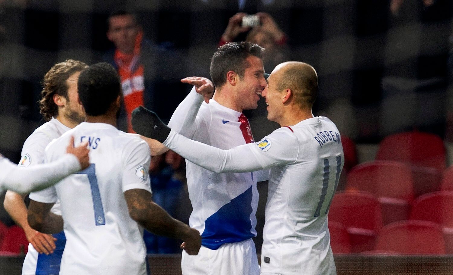 Fotbal, Nizozemsko - Rumunsko: Robin van Persie (uprostřed) a Arjen Robben slaví gól