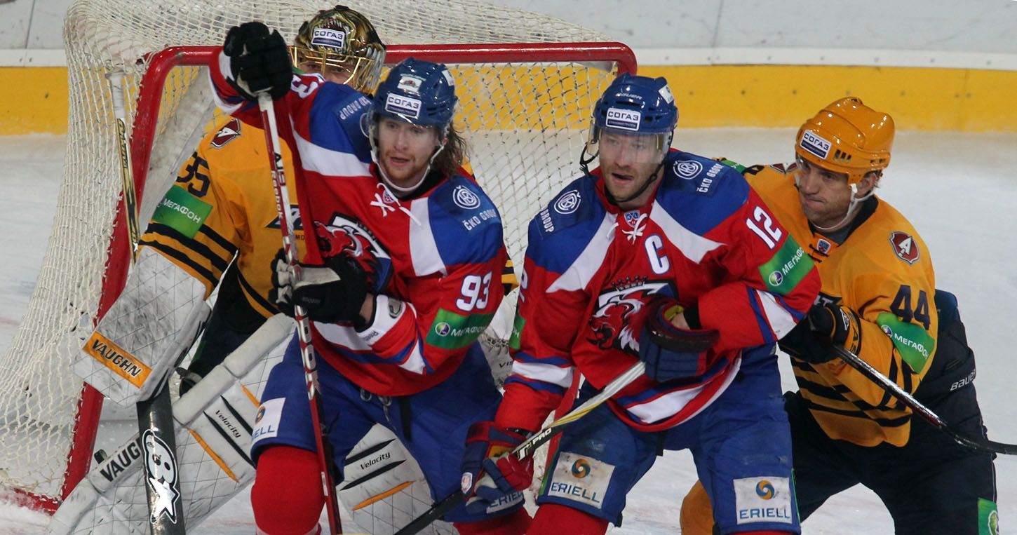 Hokejisté Lva Praha Jakub Voráček (vlevo) a Jiří Novotný cloní před Antonem Chudobinem v utkání KHL 2012/13 proti Atlantu Mytišči.,
