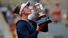 Barbora Krejčíková s trofejí pro vítězku French Open