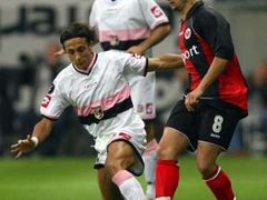 Albert Streit (vpravo) z Eintrachtu Frankfurt v souboji Ciro Capuanem z Palerma v prvním zápase skupiny H Poháru UEFA.