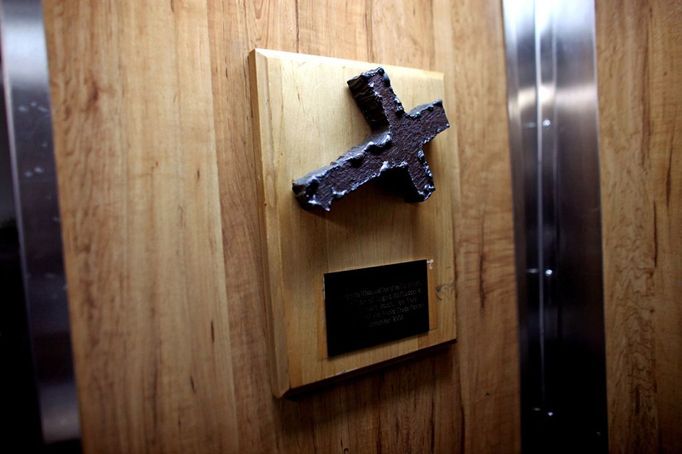 pril 25, 2011 - Fort Lauderdale, Florida, U.S. - -- Fort Lauderdale, Fla. -- The New York Fire Department Engine 161/Ladder 81 dedicated a cross made from steel girders from the World Trade Center hangs at the bottom of a stairwell on the USS Annapolis (SSN 760), a S6G nuclear reactor powered fast attack submarine, while sailing to Port Everglades in Fort Lauderdale on Monday. The USS Annapolis measures 362 ft. in length and 33 ft. at the beam, a diving depth of over 400 ft., 27+ mph, 12 vertical launch missile tubes, 4 torpedo tubes, and a crew of 130 enlisted submariners. The submarine was commissioned April 11, 1992 with its homeport in Groton, Connecticut. USS Annapolis sailed to the 21st Anniversary of Fleet Week at Port Everglades, Fort Lauderdale. (Credit Image: © Gary Coronado/The Palm Beach Post)