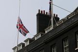 Na znamení smutku byly státní vlajky ve Velké Británii staženy na půl žerdi.