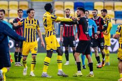 Exslávista se zapojil do bitky, dostal červenou. To je úplně špatně, říkal komentátor