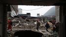 People walk past a damaged building after Saturday's earthquake in Lingguan town of Baoxing county, Sichuan province April 22, 2013. The 6.6 magnitude quake struck in Lushan county, near the city of Ya'an in the southwestern province of Sichuan, close to where a devastating 7.9 quake hit in May 2008, killing 70,000. The earthquake killed at least 186 people and injured more than 11,000, state media said. REUTERS/Aly Song (CHINA - Tags: DISASTER ENVIRONMENT) Published: Dub. 22, 2013, 1:38 odp.