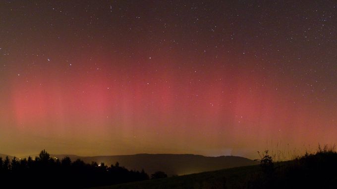 Velkolepé nebeské představení v podobě polární záře bylo možné sledovat už v noci na dnešek. Dalšího pokračování se možná dočkáme už dnes.
