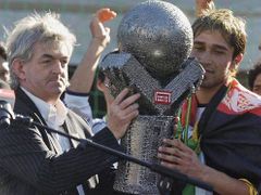 Organizátor turnaje Mel Young předává trofej pro mistry světa afghánskému kapitánovi Sajídu Rezovi.